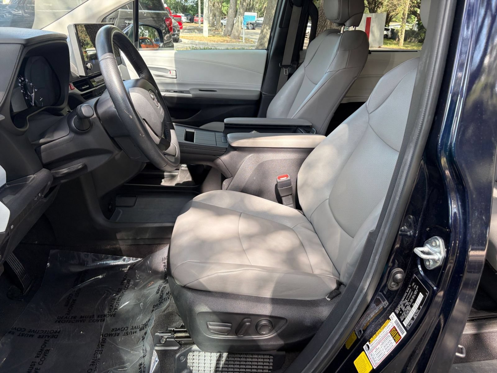 Used 2025 Toyota Sienna XLE FWD image 28
