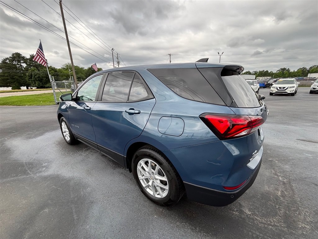 Used 2024 Chevrolet Equinox LS w/ LS Convenience Package FWD image 3