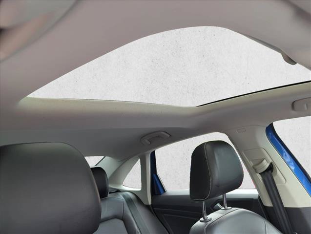 Certified 2023 Volkswagen Jetta SE w/ Panoramic Sunroof Package FWD image 24