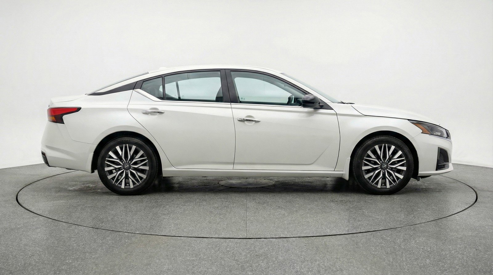 Used 2025 Nissan Altima 2.5 SV image 11