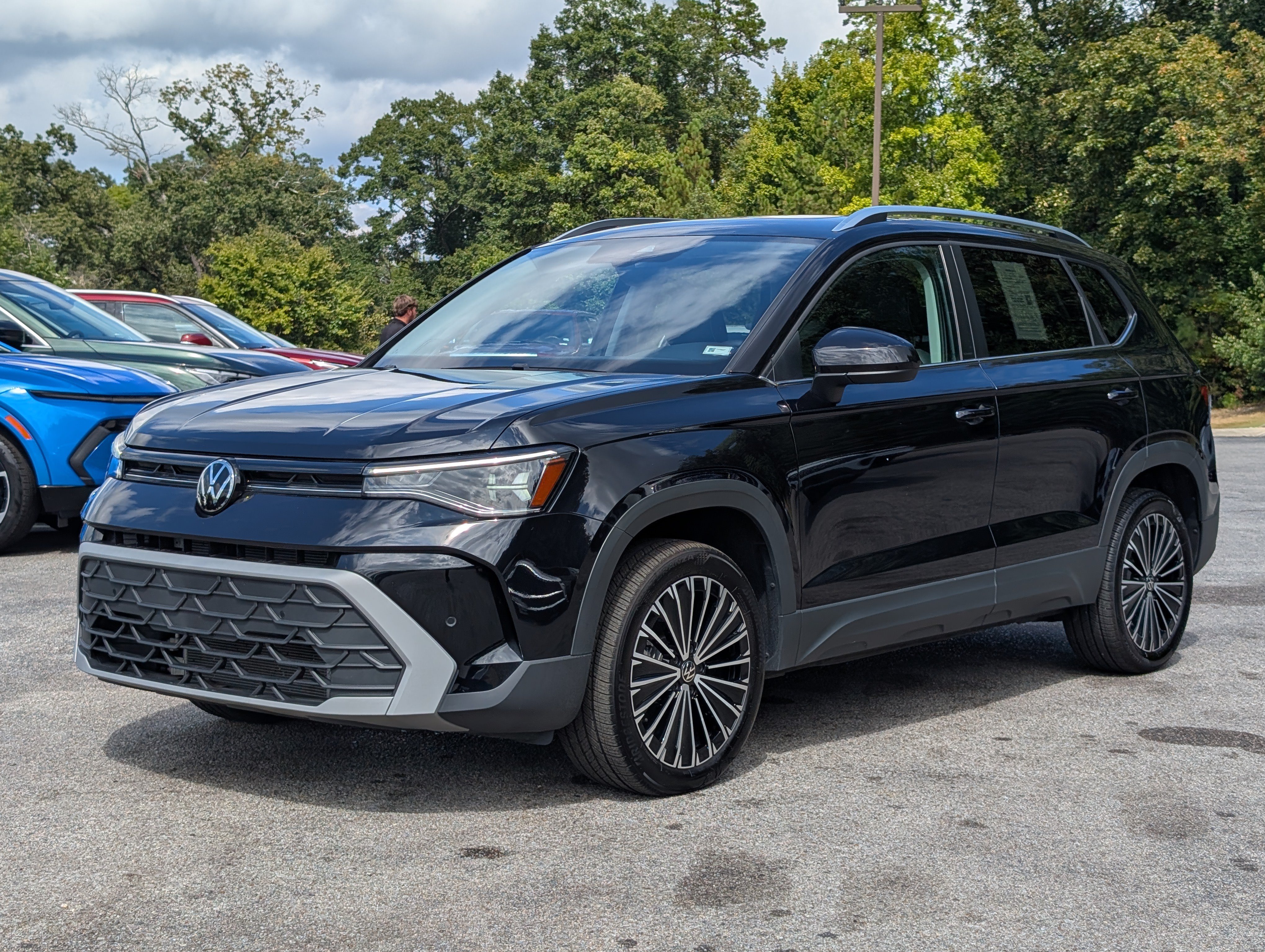 Used 2025 Volkswagen Taos SE w/ Panoramic Sunroof Package FWD image 5