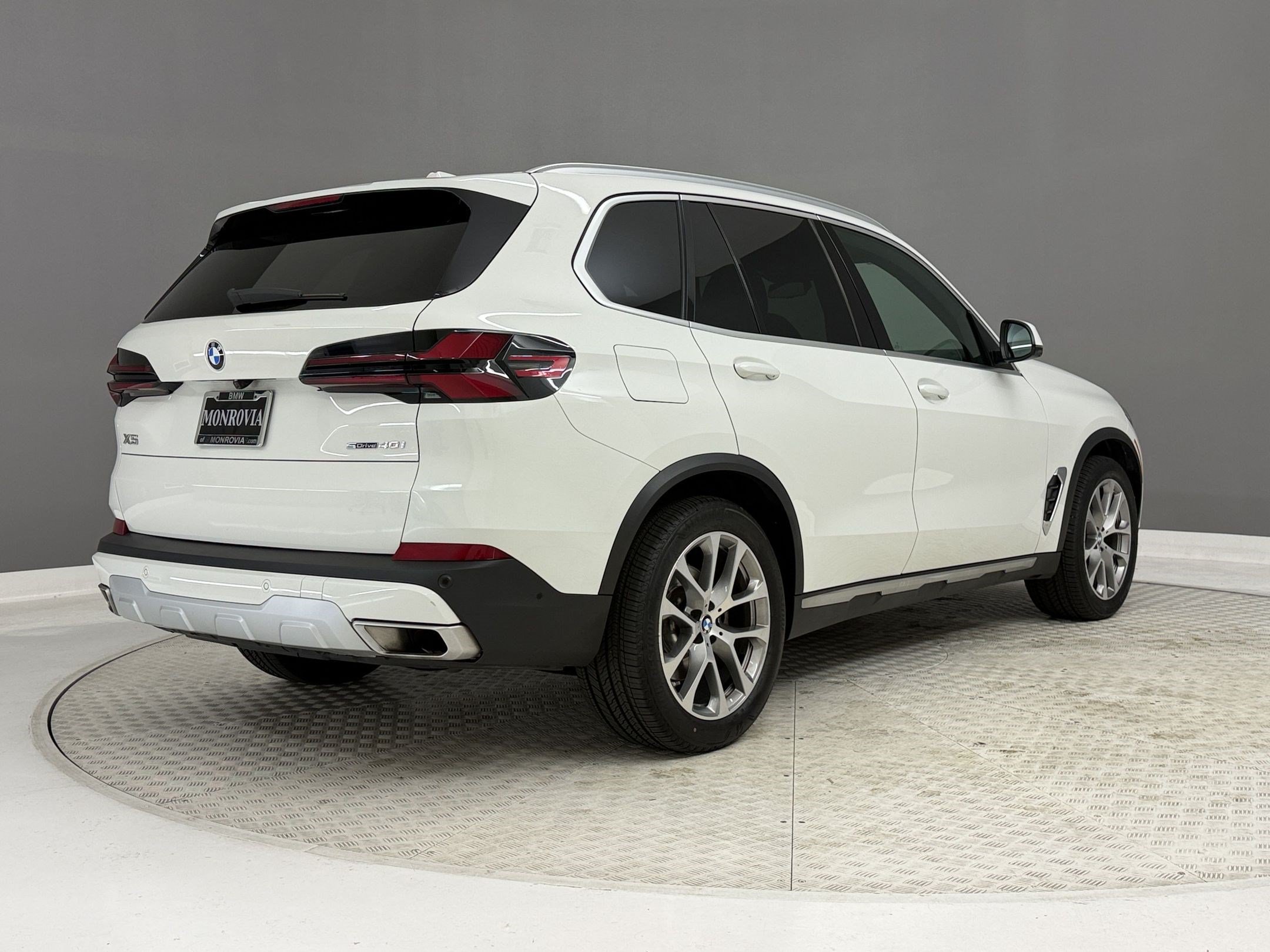 Used 2024 BMW X5 sDrive40i w/ Parking Assistance Package RWD image 9
