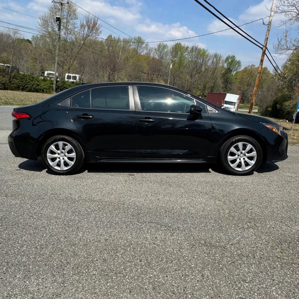 Used 2020 Toyota Corolla LE FWD image 3