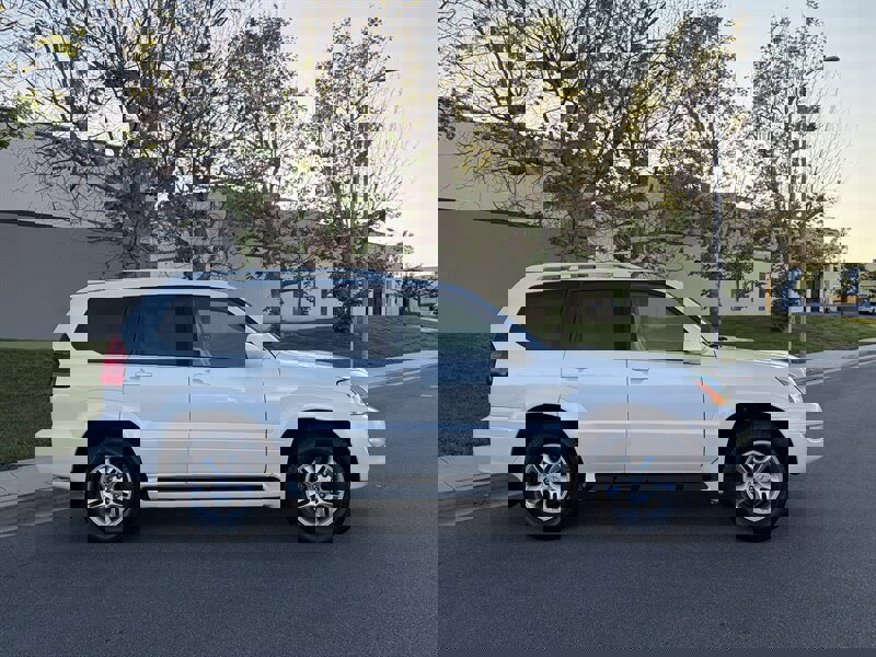 Used 2004 Lexus GX 470 image 2