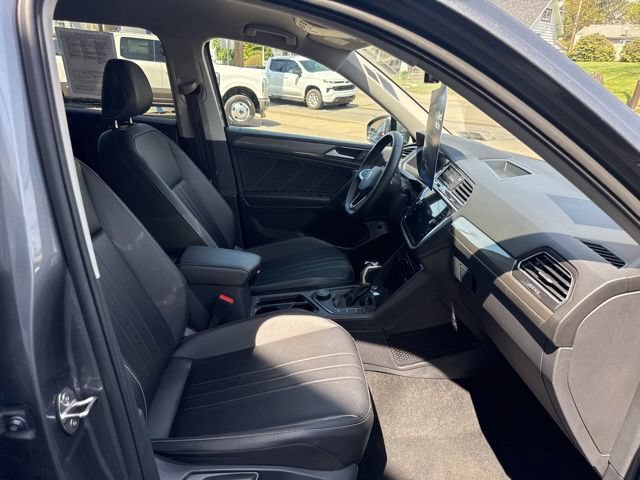 Used 2024 Volkswagen Tiguan SE AWD/4WD image 33
