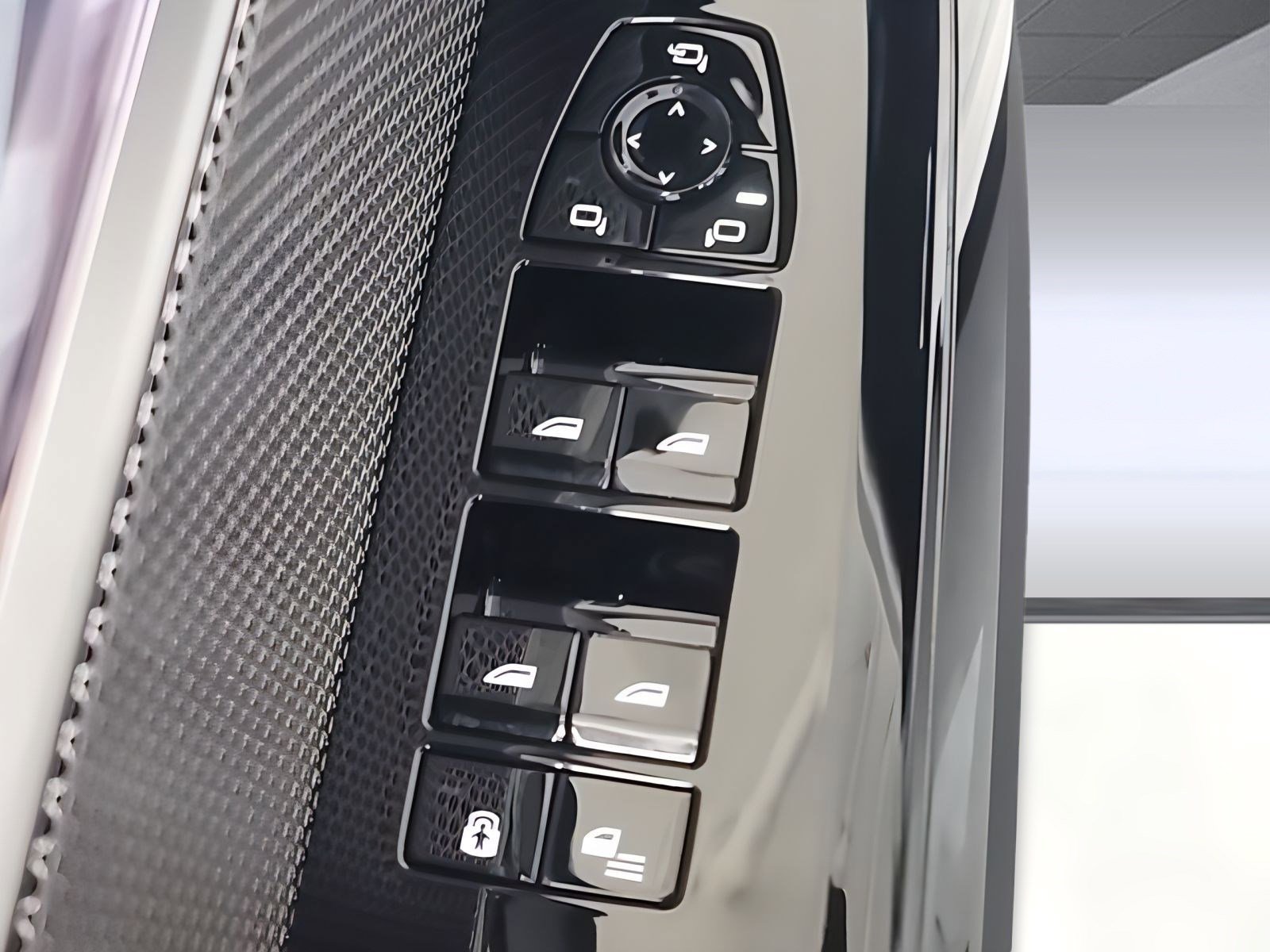 Used 2025 BMW 760i xDrive w/ Executive Package image 10