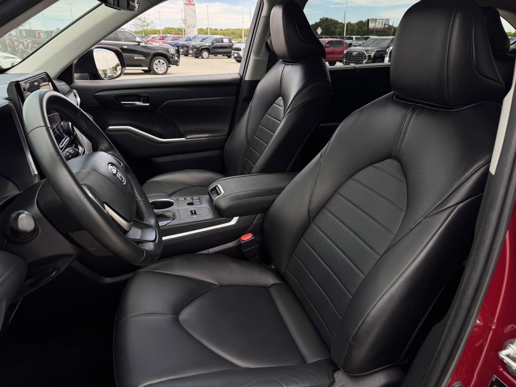 Used 2023 Toyota Highlander XLE image 26