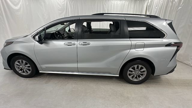 Used 2024 Toyota Sienna XLE image 6