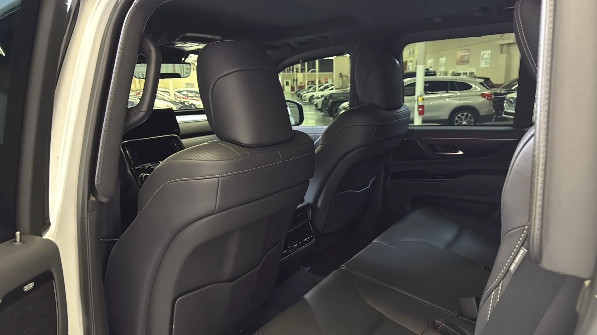 Used 2022 Lexus LX 600 4WD w/ Premium Package image 23