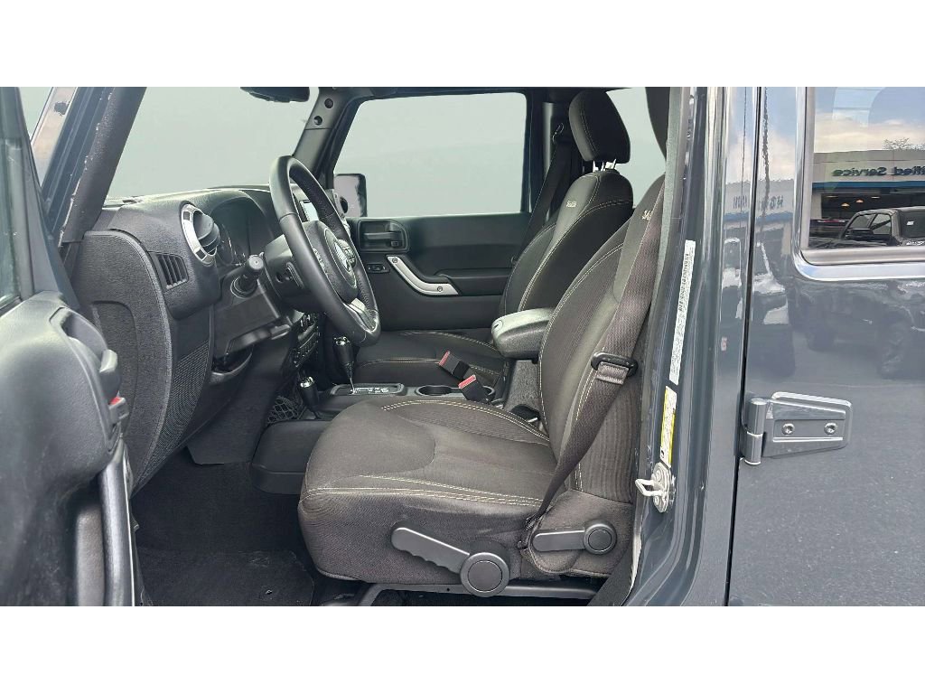 Used 2017 Jeep Wrangler Unlimited Sahara w/ Max Tow Package AWD/4WD image 9