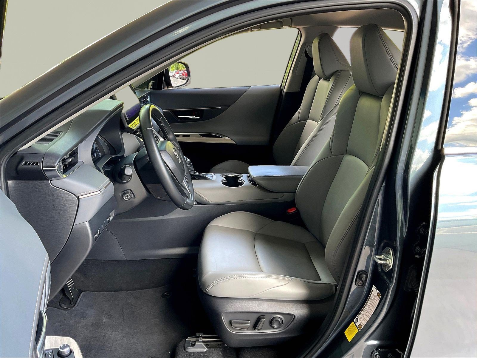 Used 2024 Toyota Venza XLE AWD/4WD image 21