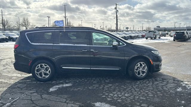 Used 2022 Chrysler Pacifica Limited image 3