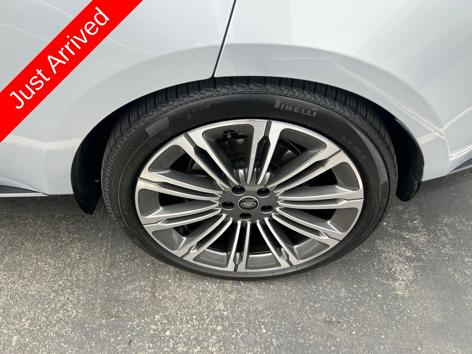 Used 2025 Land Rover Range Rover SE image 12