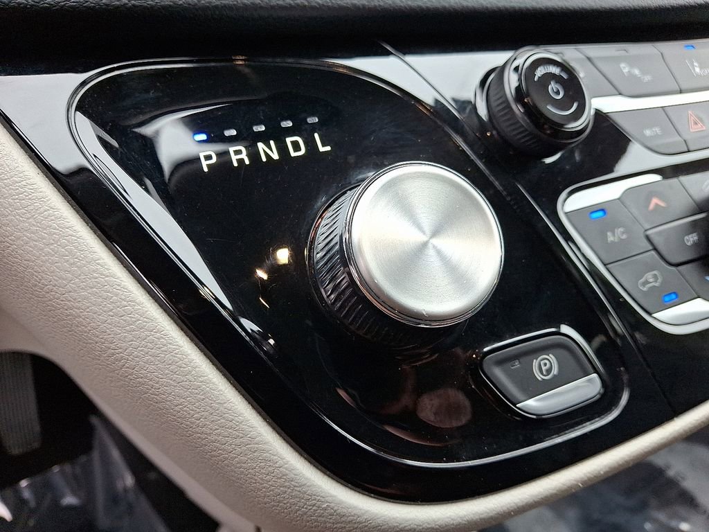 Used 2023 Chrysler Pacifica Touring-L image 15