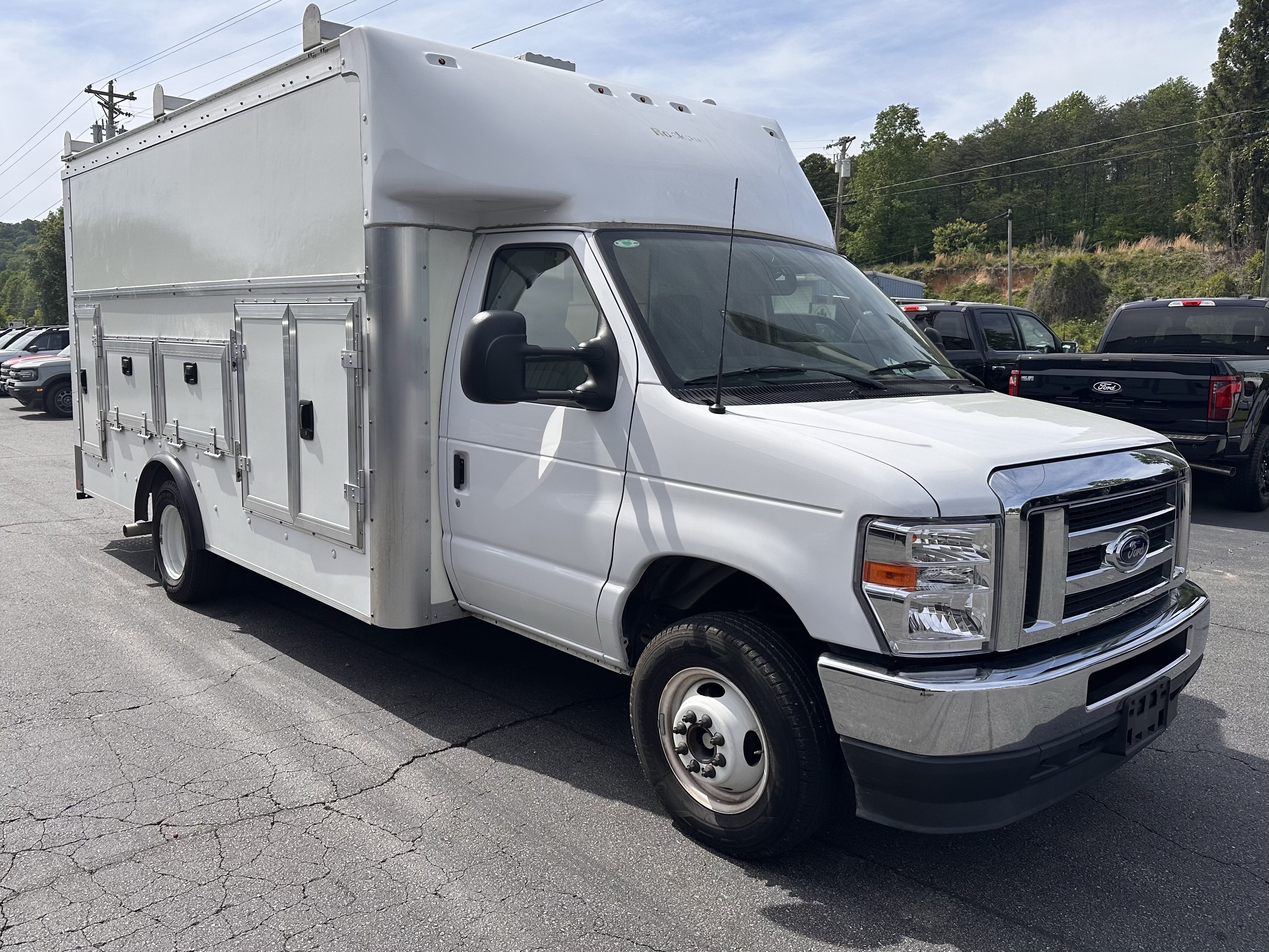 Used 2024 Ford E-450 and Econoline 450 Super Duty w/ Power Windows & Locks Group RWD image 4