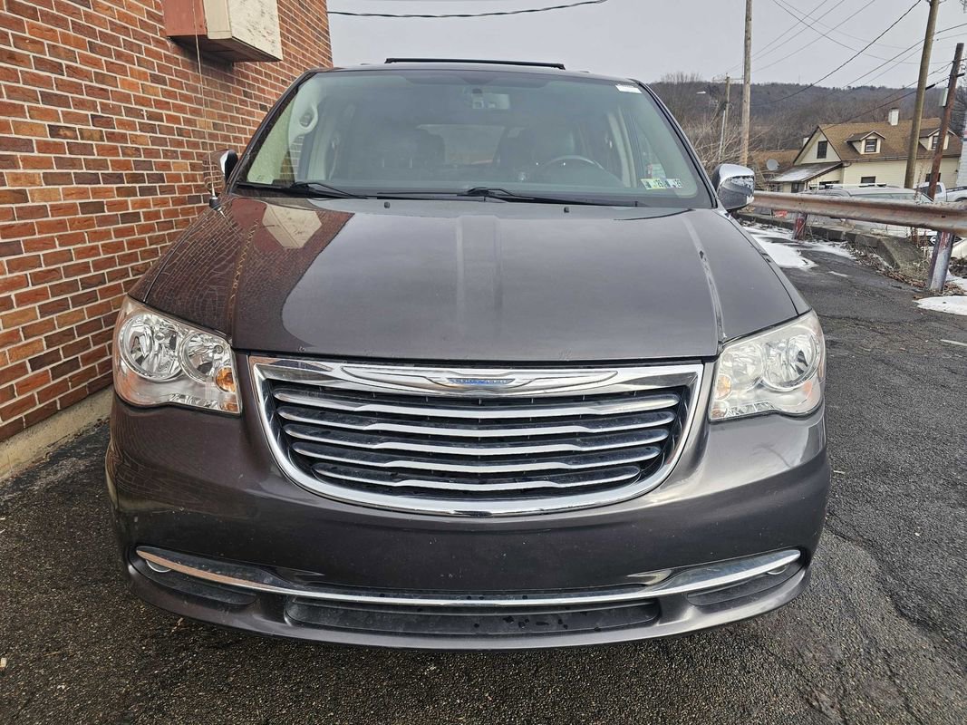 Used 2015 Chrysler Town & Country Touring-L w/ Driver Convenience Group image 3