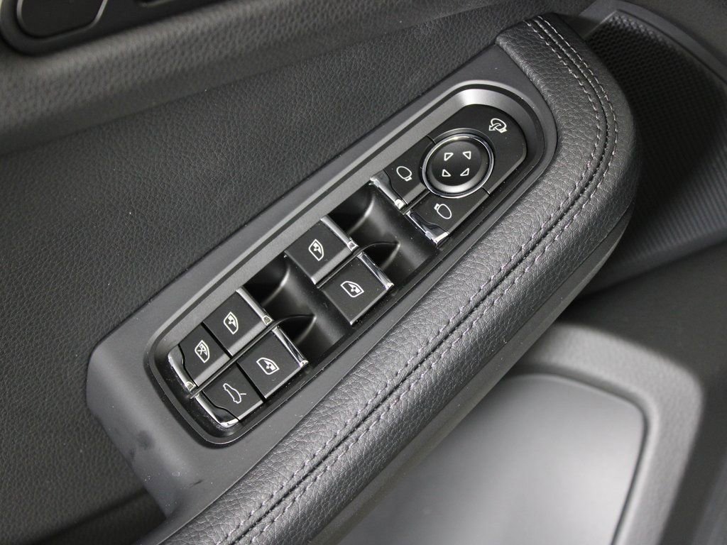 Certified 2026 Porsche Macan AWD/4WD image 16