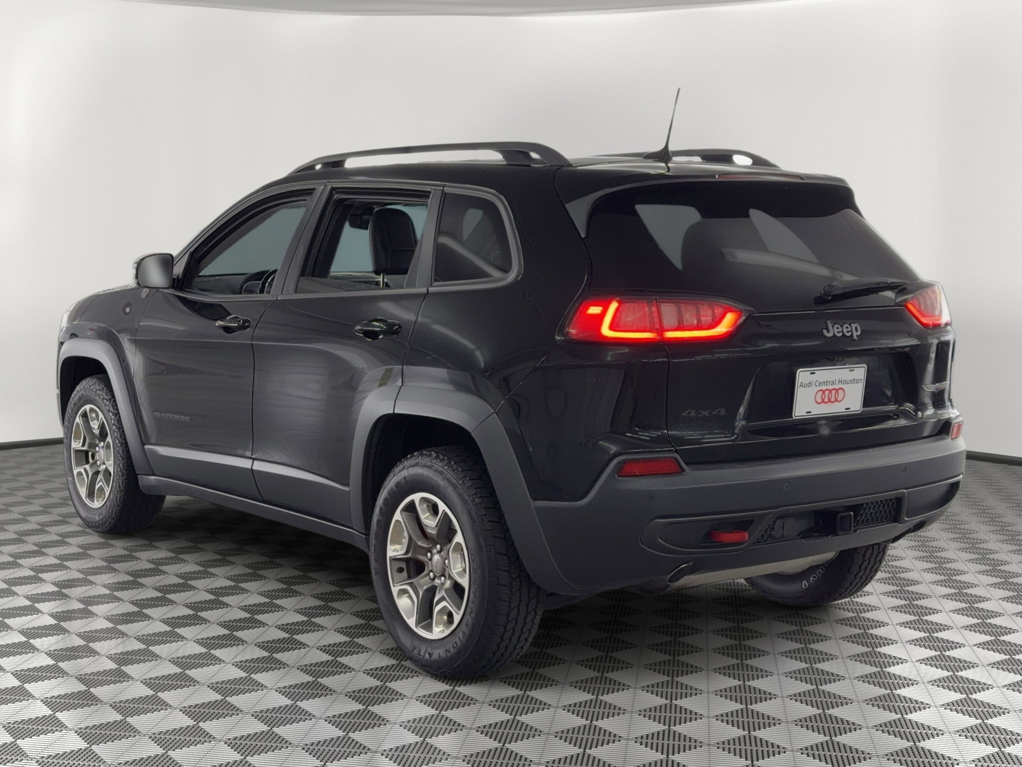 Used 2019 Jeep Cherokee Trailhawk w/ Comfort/Convenience Group AWD/4WD image 3