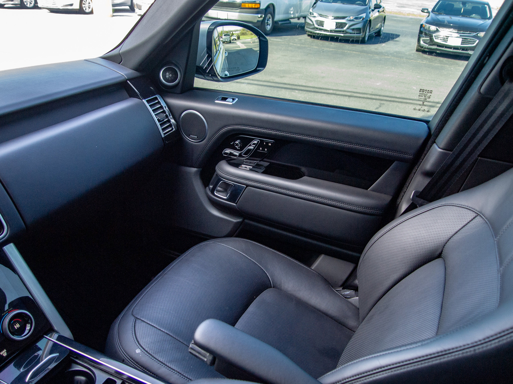 Used 2020 Land Rover Range Rover HSE image 16