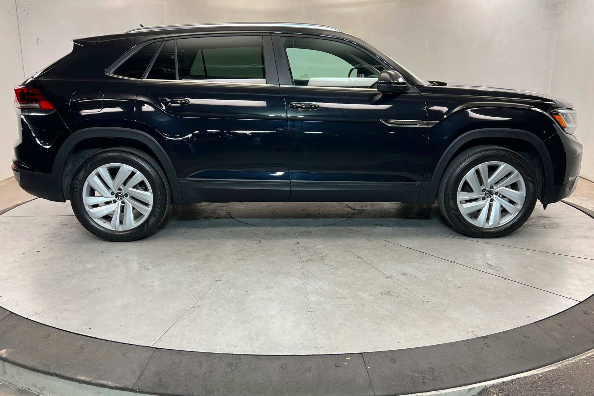 Used 2023 Volkswagen Atlas Cross Sport SE image 7