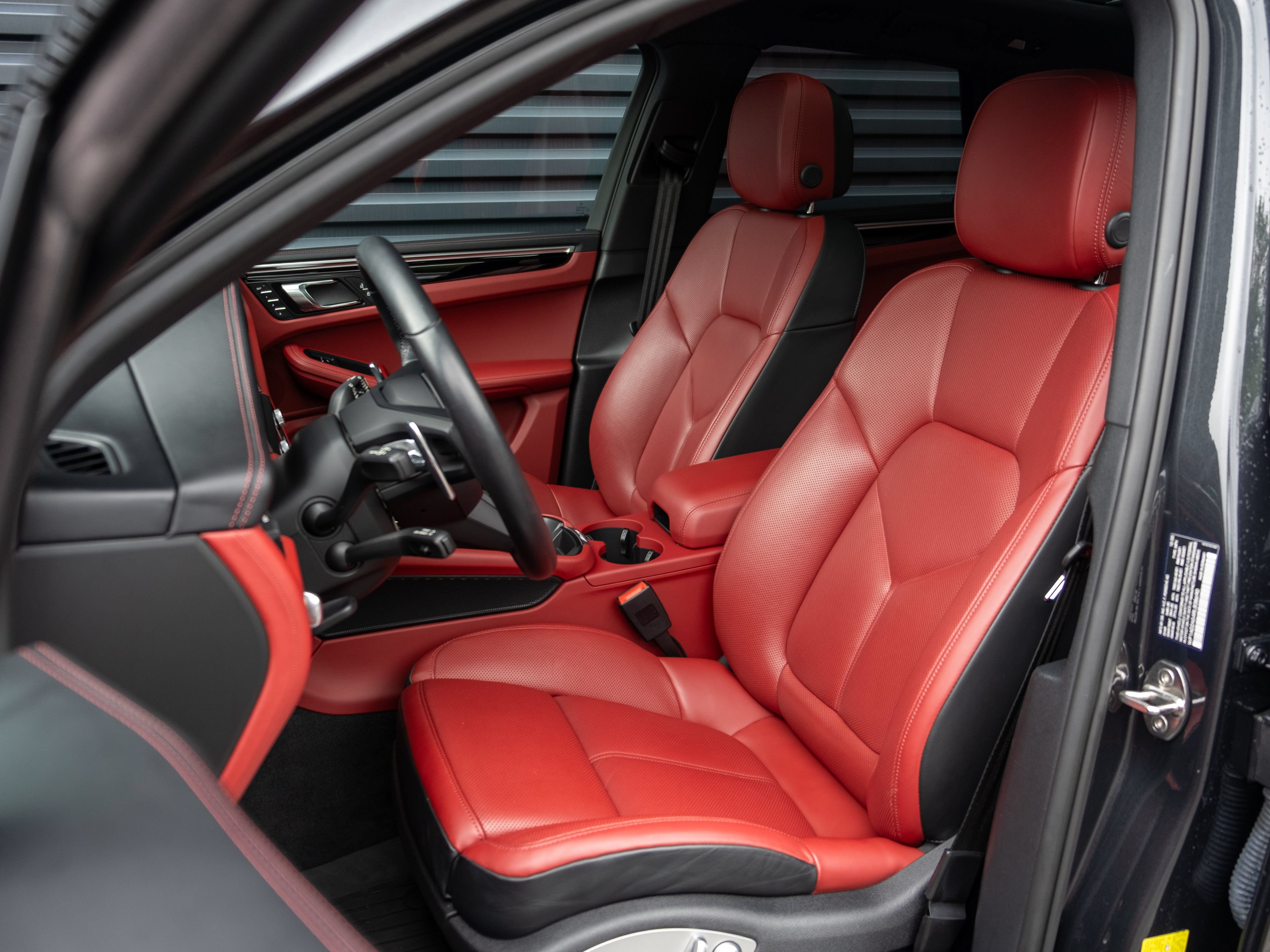 Certified 2024 Porsche Macan S AWD/4WD image 5