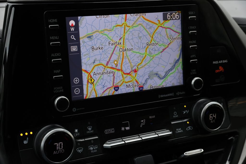 Used 2021 Toyota Highlander XLE AWD/4WD image 14