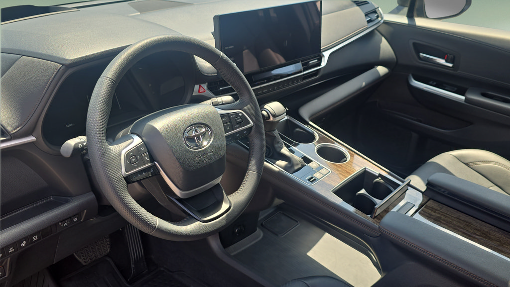 Used 2025 Toyota Sienna Platinum AWD/4WD image 18