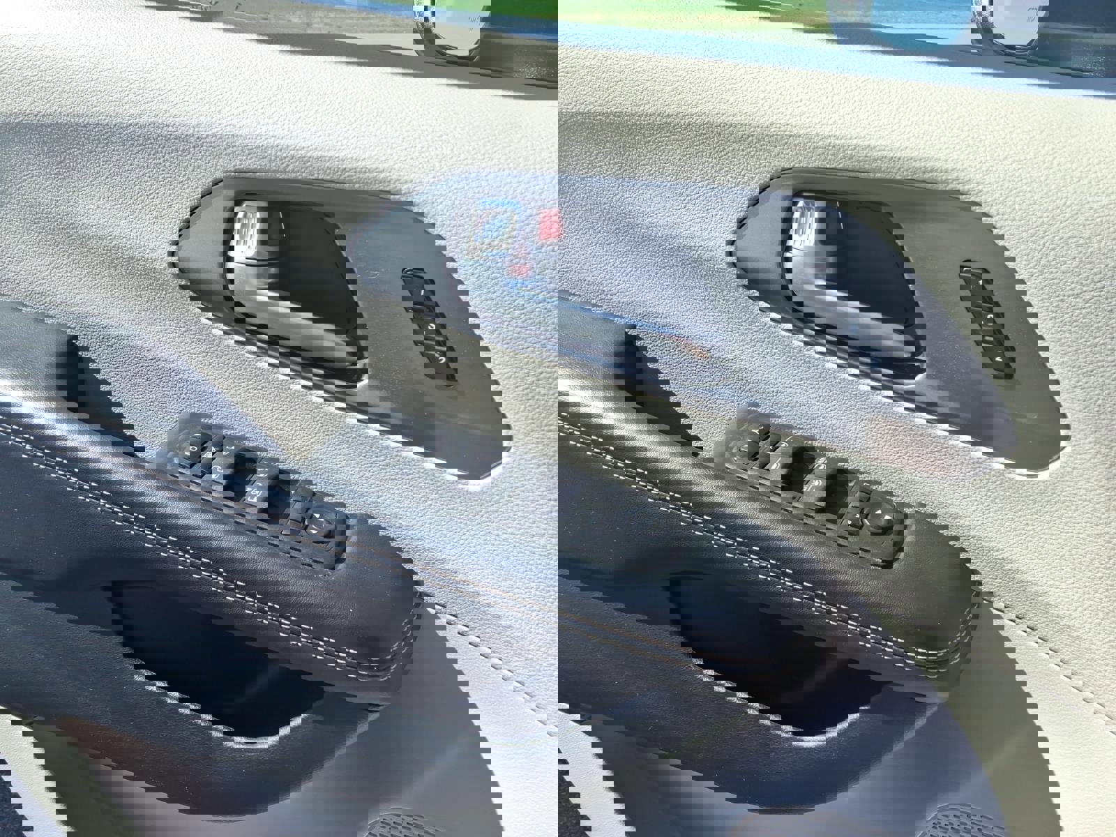 Used 2023 Chrysler Pacifica Touring-L image 17