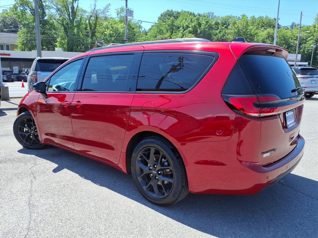 Used 2025 Chrysler Pacifica Limited FWD image 6