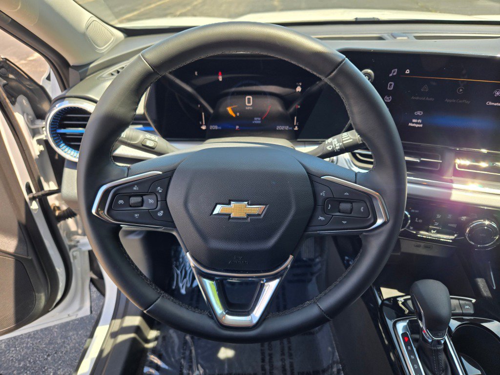 Certified 2025 Chevrolet Trax LT w/ LT Convenience Package FWD image 32