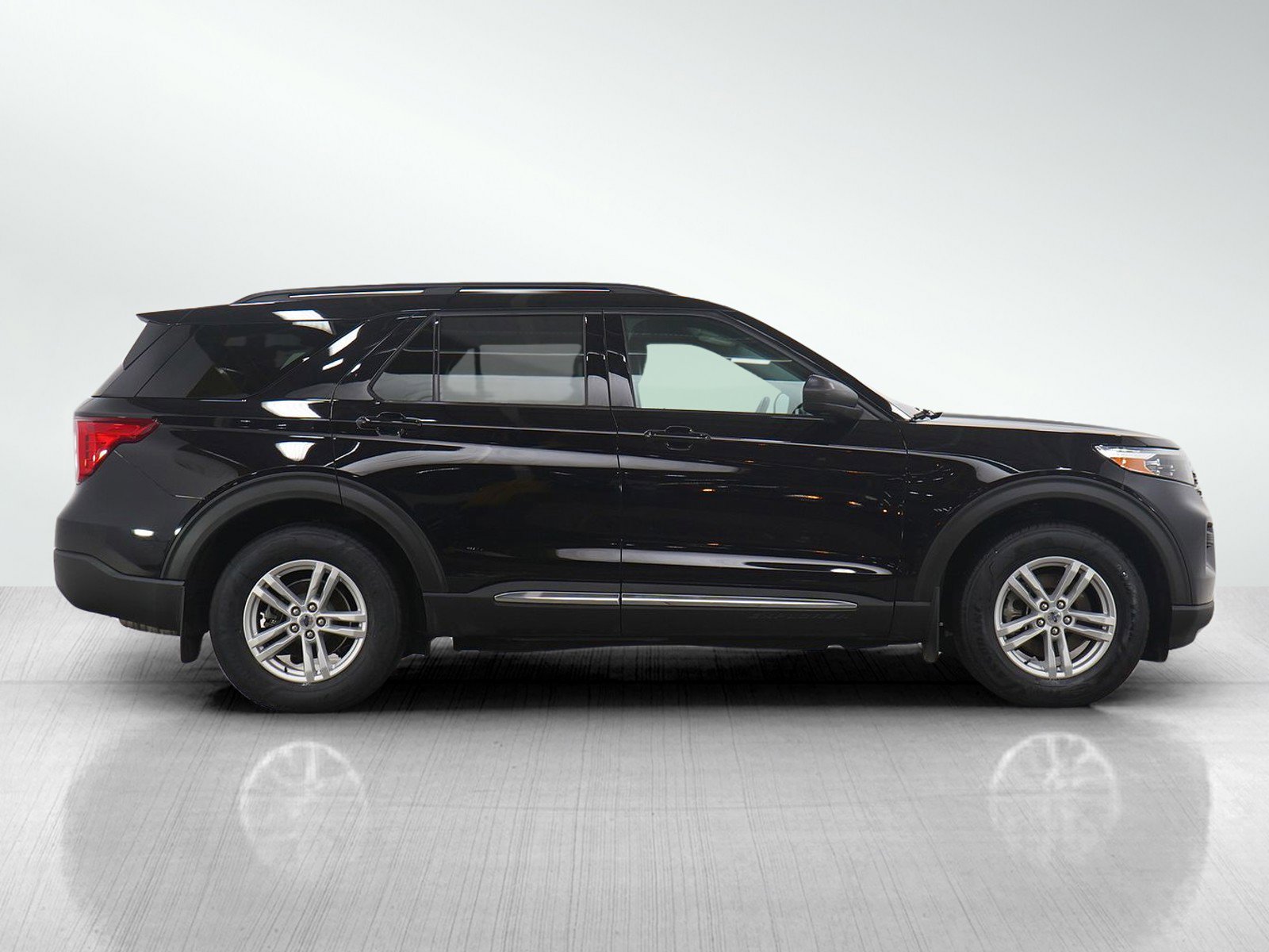 Used 2022 Ford Explorer XLT w/ Class IV Trailer Tow Package image 7