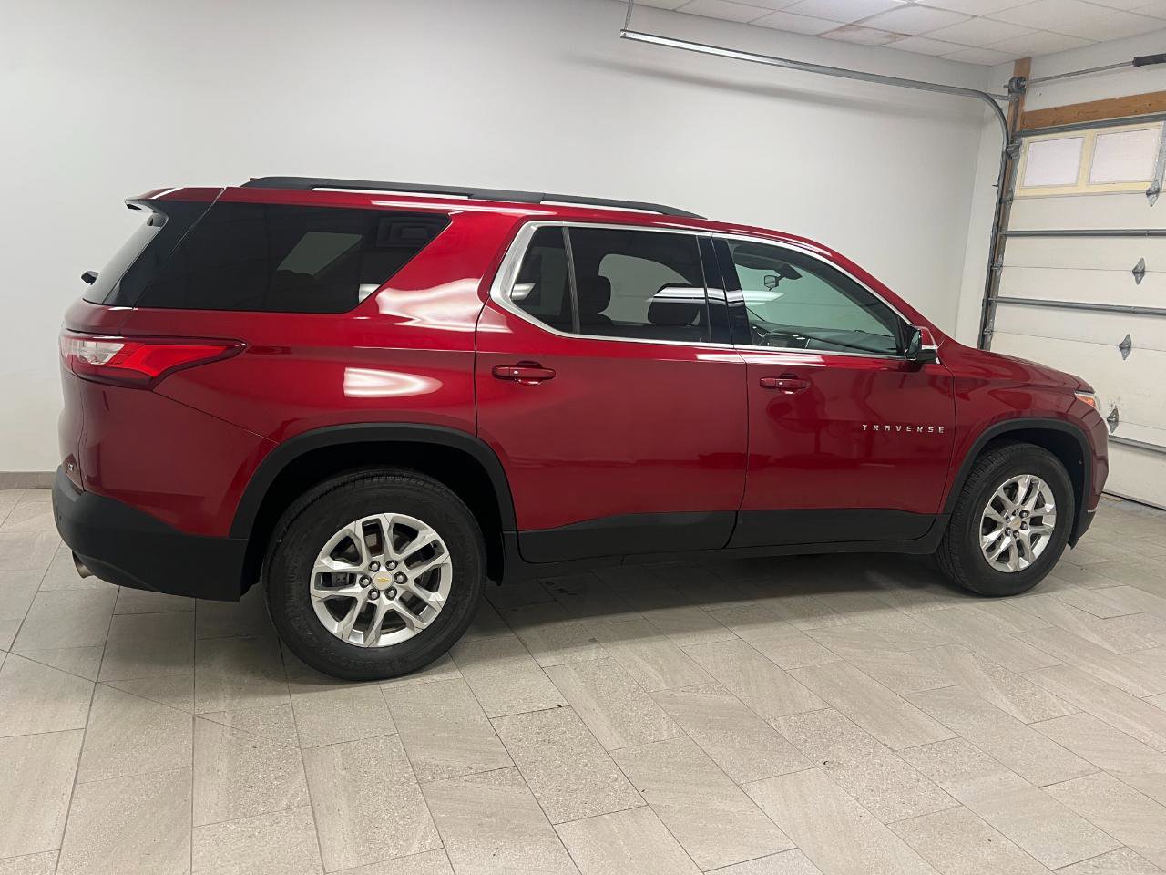 Used 2019 Chevrolet Traverse LT FWD image 17