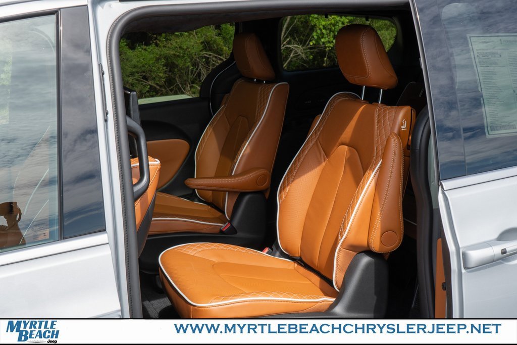 New 2026 Chrysler Pacifica Pinnacle image 14