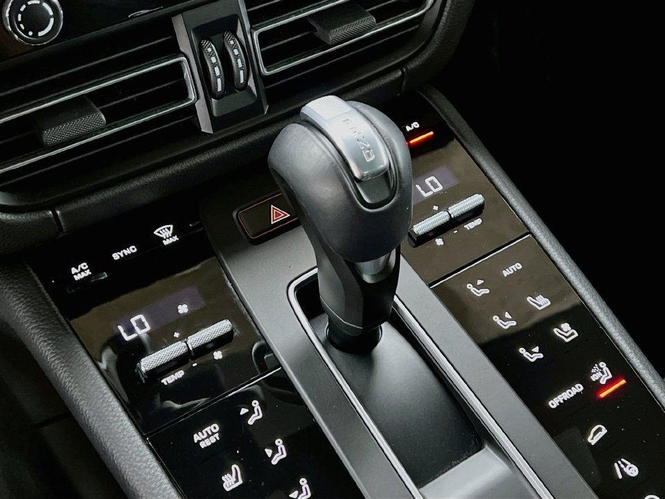 Certified 2026 Porsche Macan AWD/4WD image 19