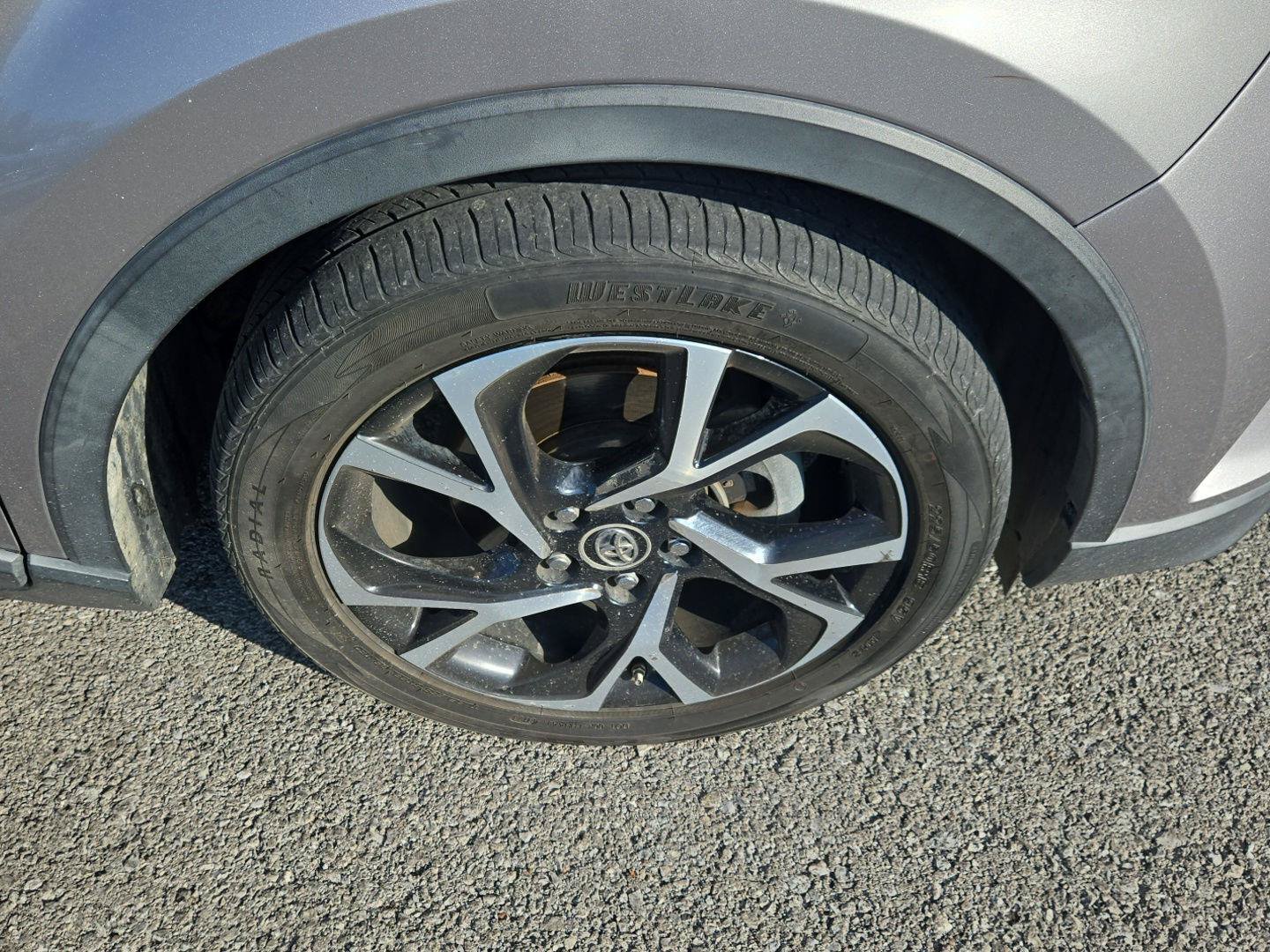 Used 2018 Toyota C-HR XLE FWD image 9