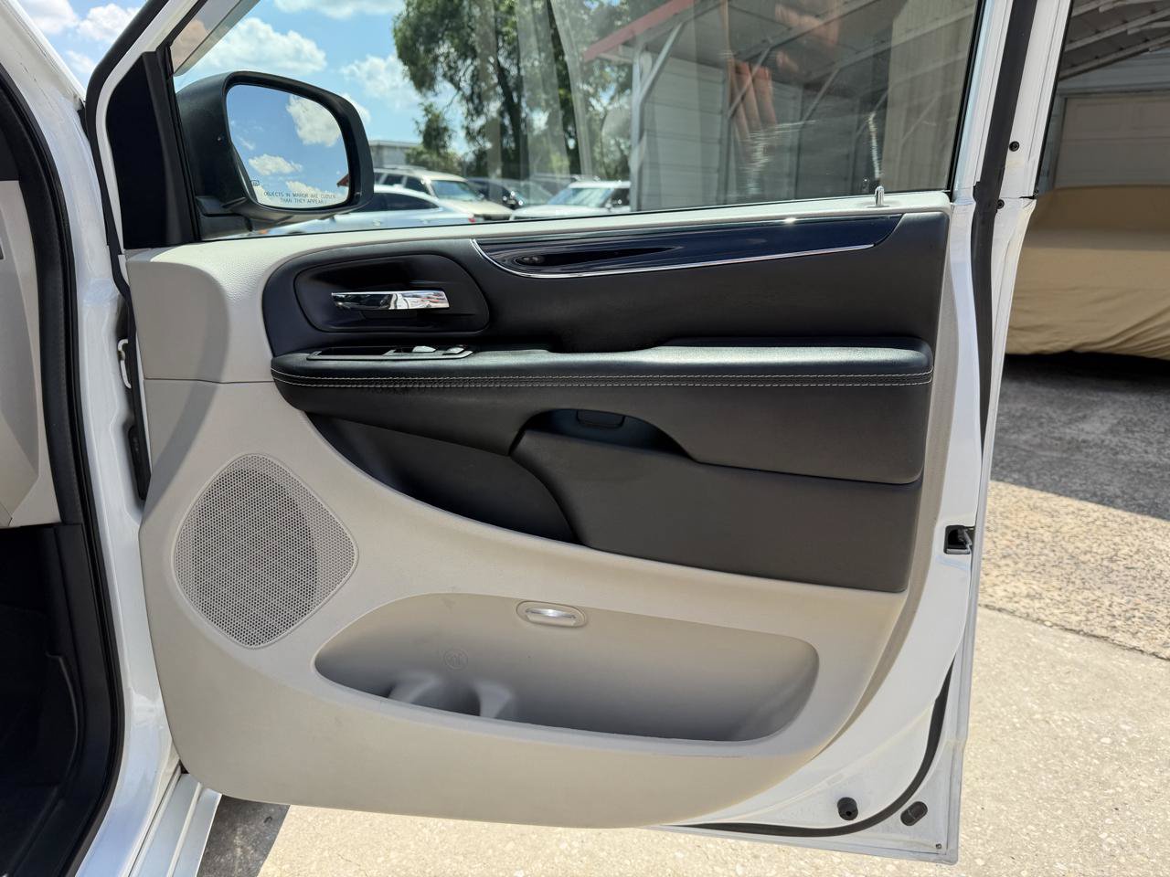 Used 2017 Dodge Grand Caravan SXT w/ Driver Convenience Group FWD image 16
