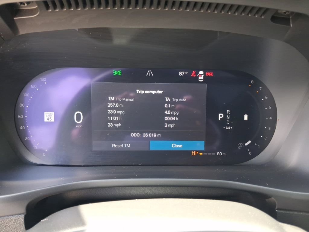 Used 2023 Volvo XC40 B4 Plus w/ Driver Assist Package FWD image 17