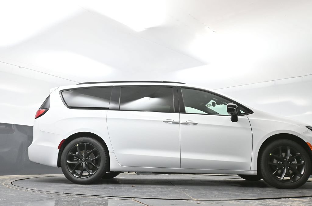 New 2027 Chrysler Pacifica Limited FWD image 42