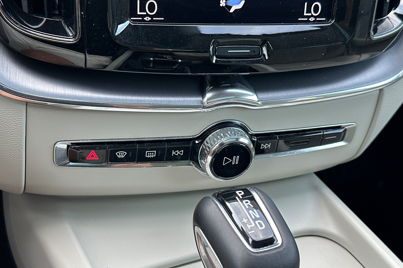Used 2021 Volvo XC60 T5 Momentum w/ Premium Package FWD image 24