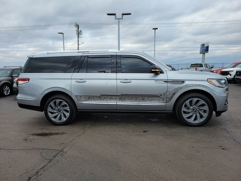 Used 2024 Lincoln Navigator L Reserve image 3