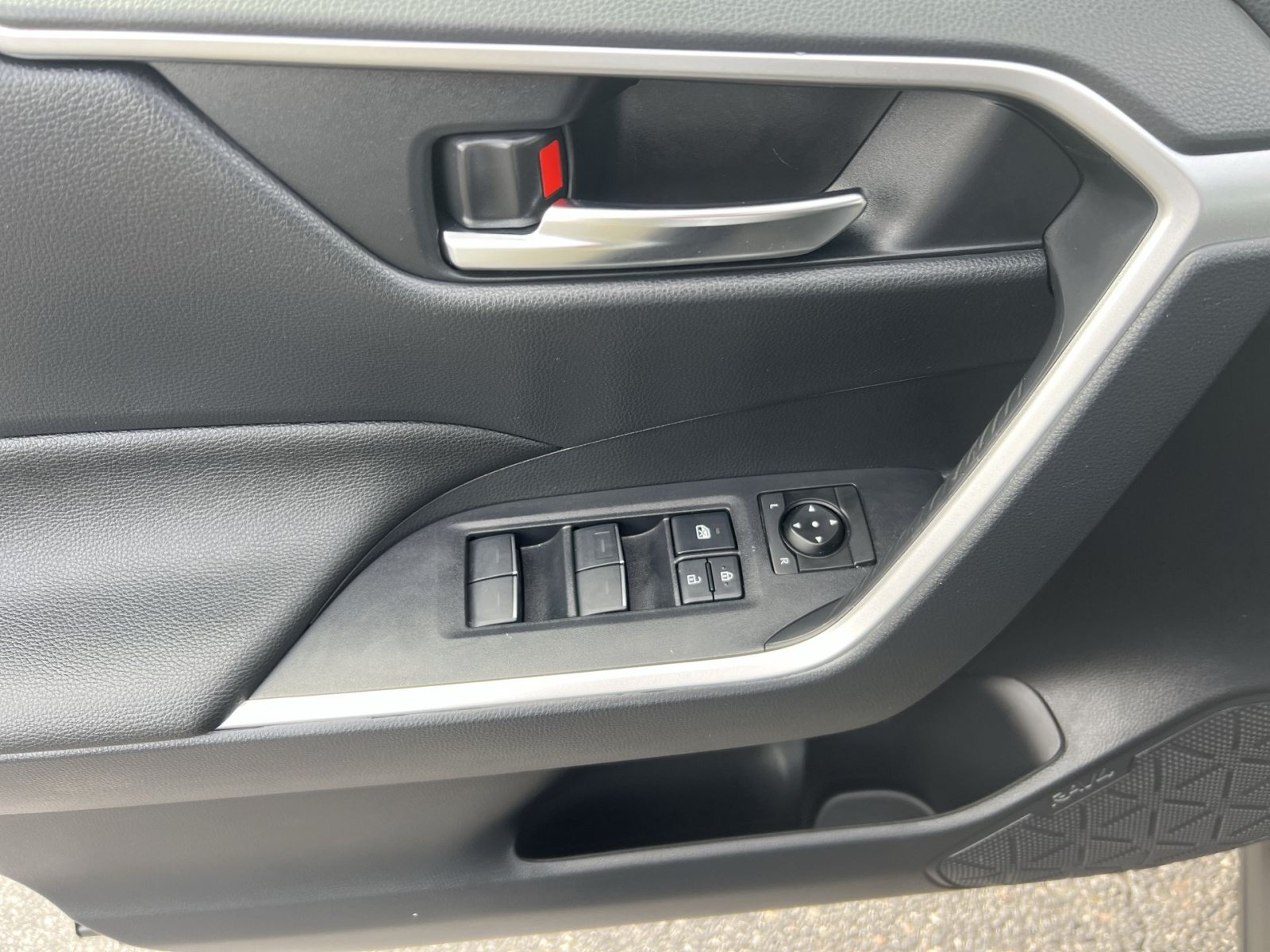 Used 2023 Toyota RAV4 SE w/ Weather & Moonroof Package AWD/4WD image 15