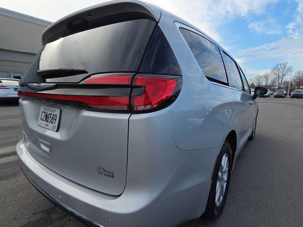 Used 2024 Chrysler Pacifica Touring-L FWD image 5