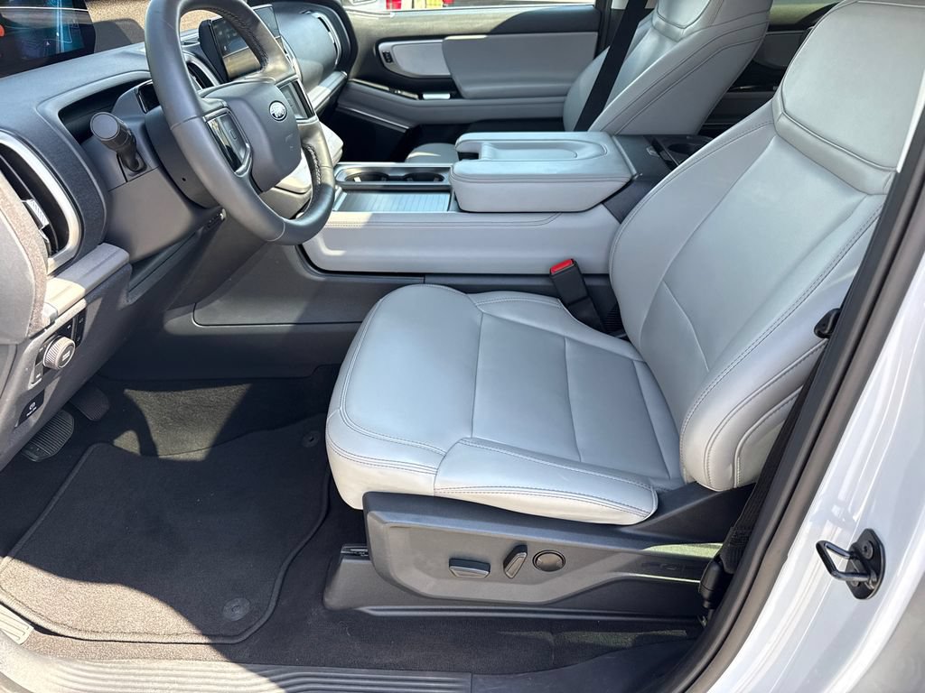 Used 2025 Ford Expedition Active AWD/4WD image 9