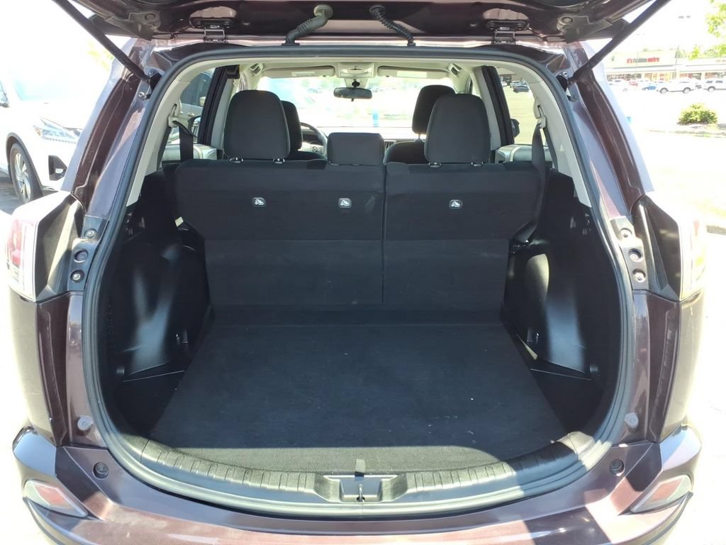 Used 2018 Toyota RAV4 LE FWD image 25