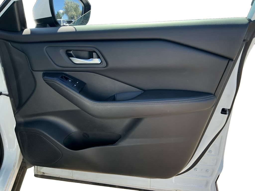 Used 2024 Nissan Rogue SV AWD/4WD image 17