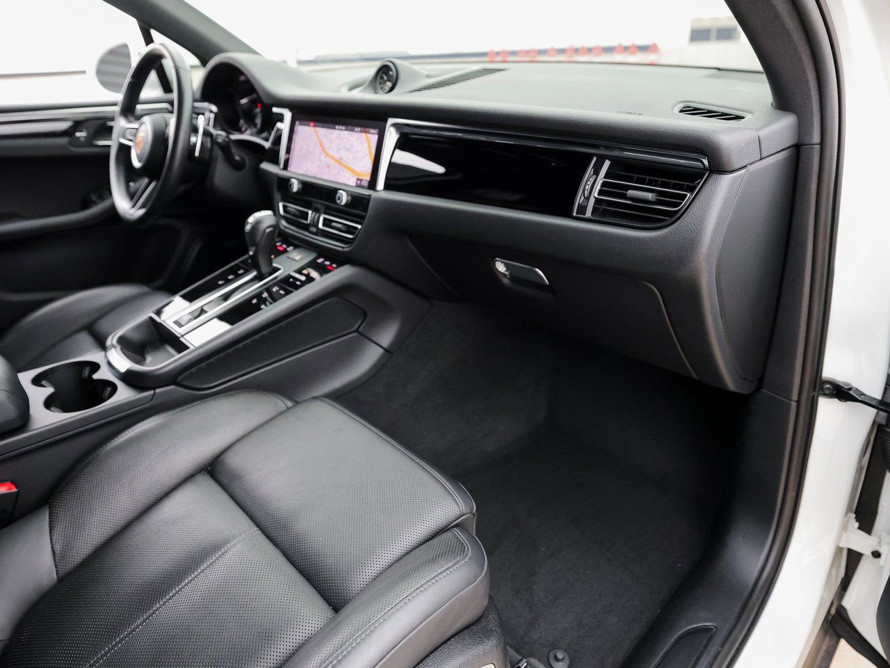 Certified 2022 Porsche Macan AWD/4WD image 29