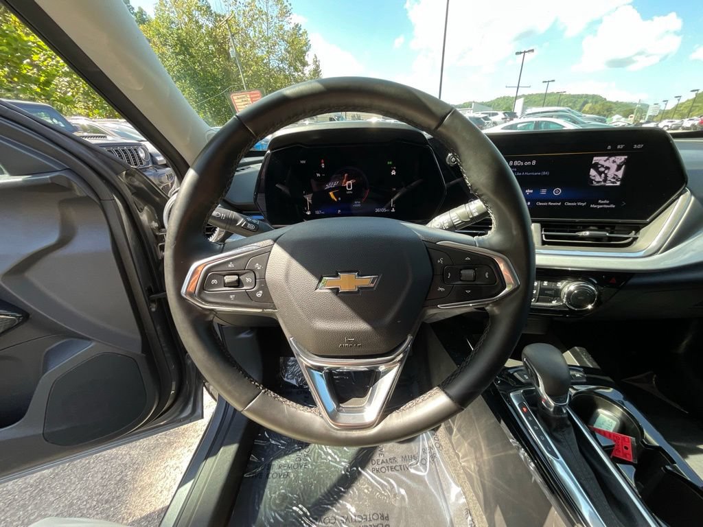 Used 2025 Chevrolet Trax LT w/ LT Convenience Package FWD image 10