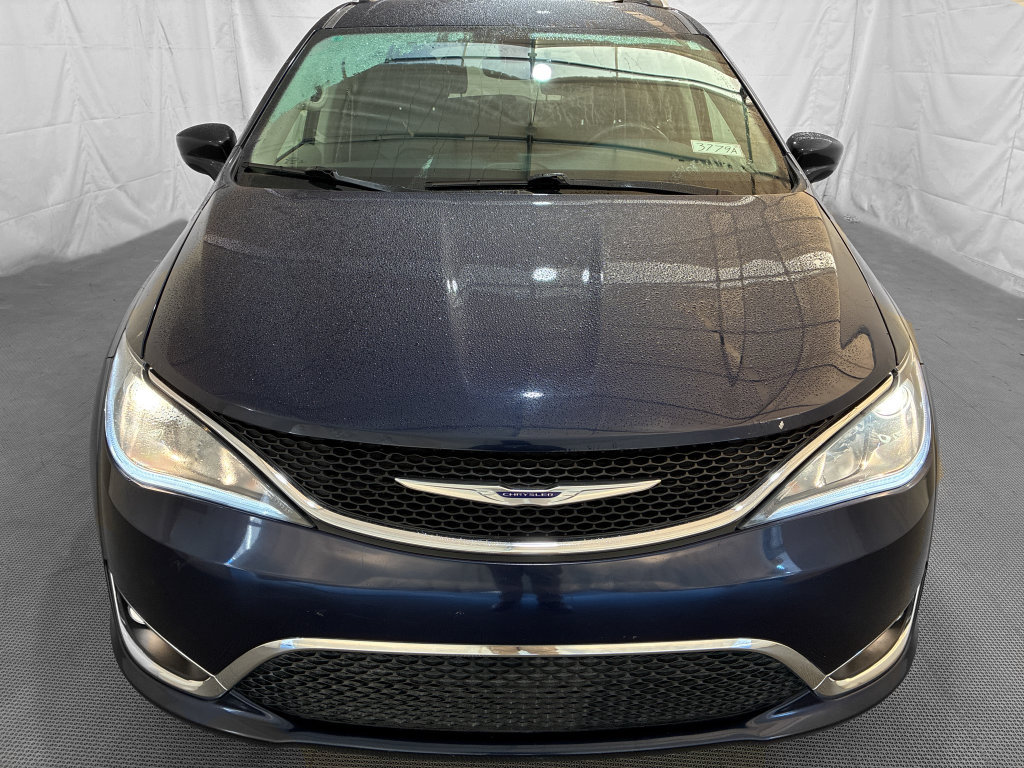 Used 2019 Chrysler Pacifica Touring-L Plus w/ Tire & Wheel Group FWD image 2