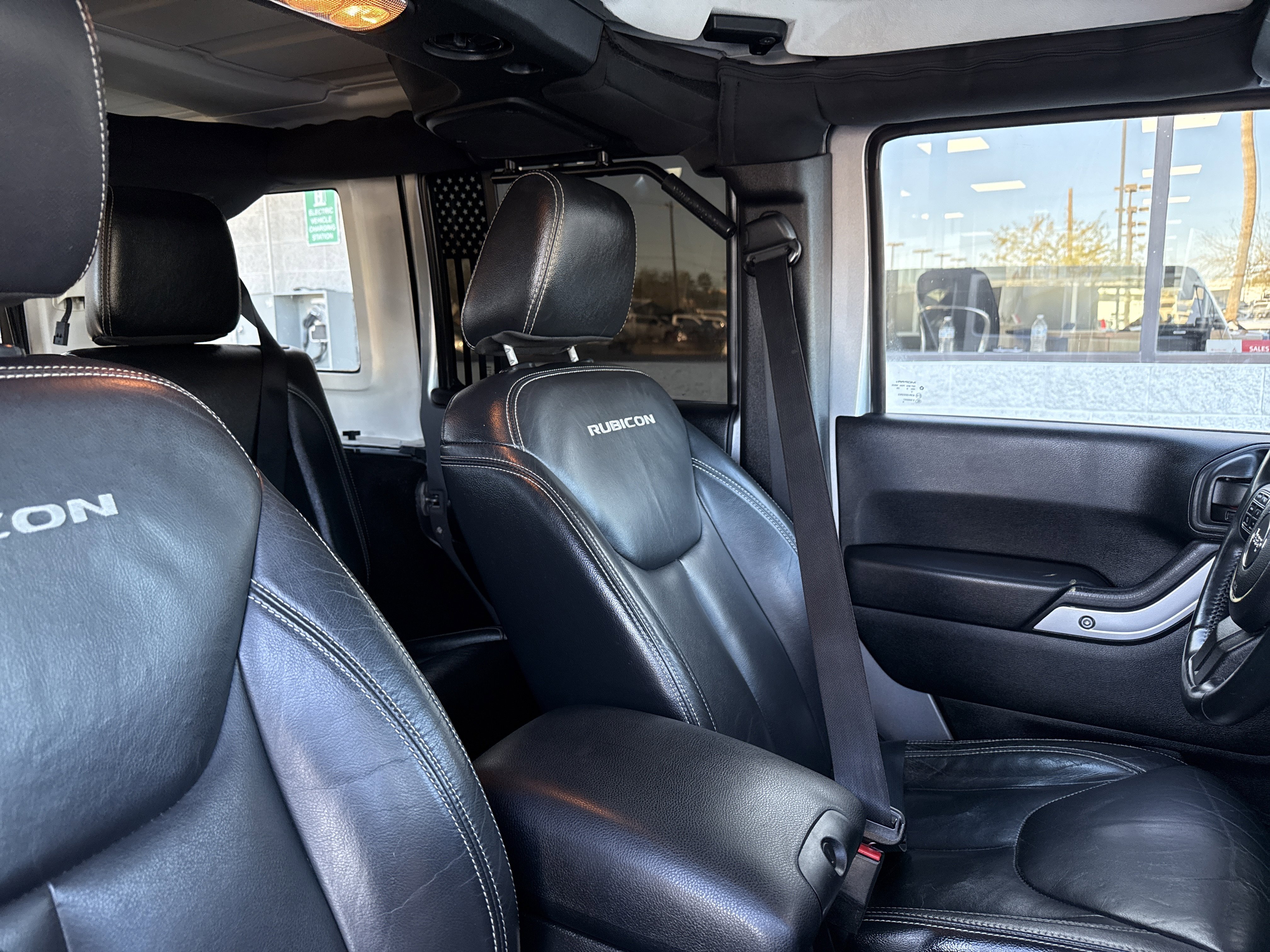 Used 2015 Jeep Wrangler Unlimited Rubicon w/ Connectivity Group image 40