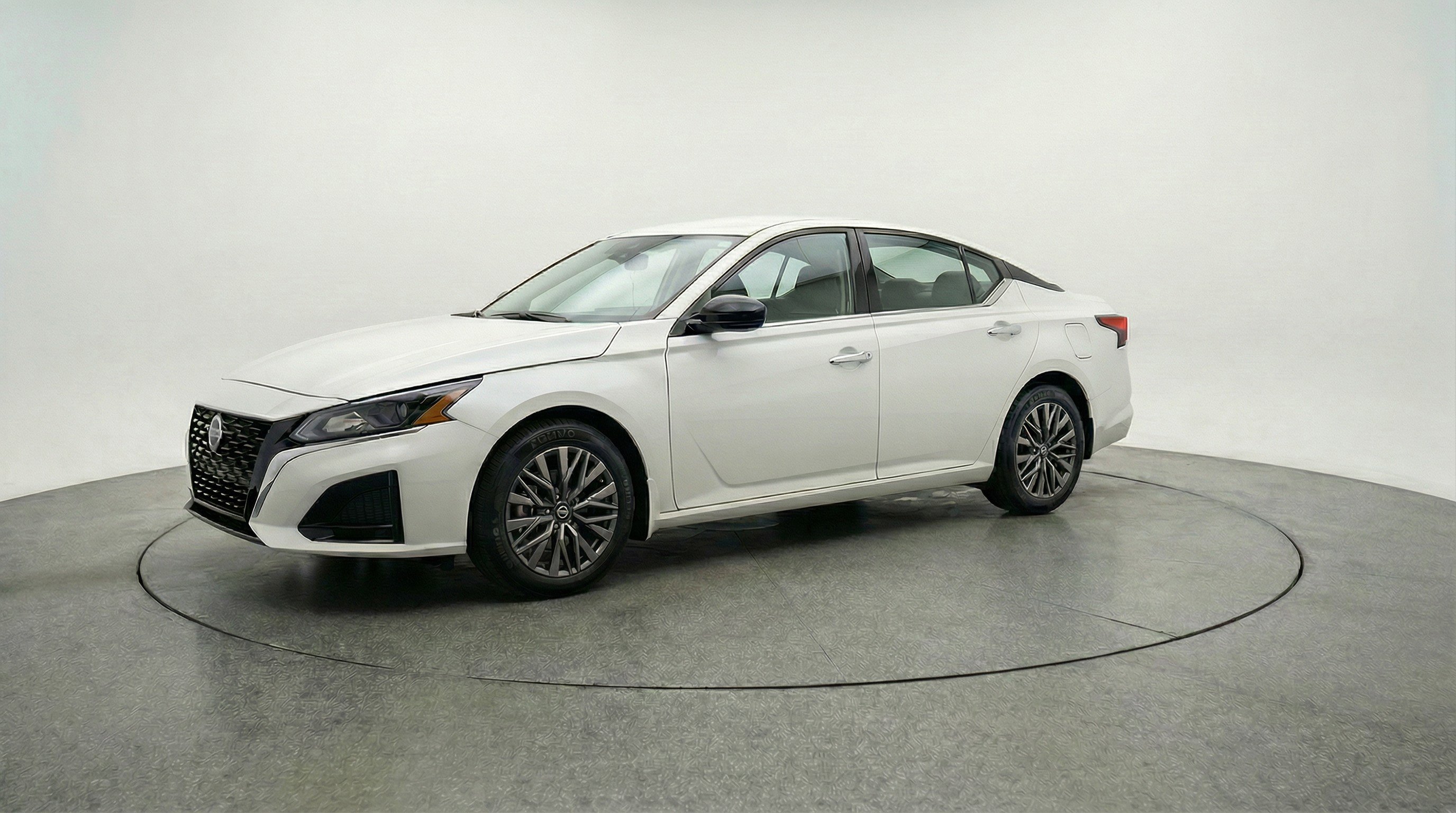 Used 2025 Nissan Altima 2.5 SV image 3